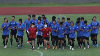 Sejumlah pesepakbola tim nasional Indonesia U-19 mengikuti sesi latihan di Stadion Madya, Kompleks Gelora Bung Karno, Senayan, Jakarta, Kamis (20/8/2020). [Suara.com/Angga Budhiyanto]