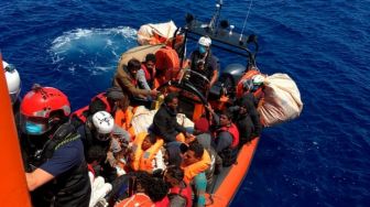 Tak Kunjung Diizinkan Menepi, Ratusan Migran Nekat Lompat dari Kapal