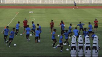 Sejumlah pesepakbola tim nasional Indonesia U-19 mengikuti sesi latihan di Stadion Madya, Kompleks Gelora Bung Karno, Senayan, Jakarta, Kamis (20/8/2020). [Suara.com/Angga Budhiyanto]