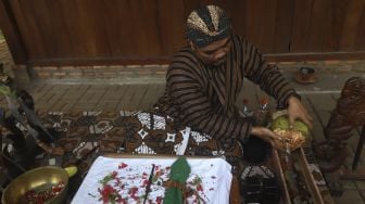 Nasip Hadi Prayitno (51) melakukan ritual jamasan atau mencuci keris di Museum Pusaka Taman Mini Indonesia Indah (TMII), Jakarta, Kamis (20/8/2020). [Suara.com/Angga Budhiyanto]