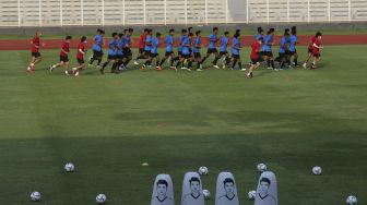 Sejumlah pesepakbola tim nasional Indonesia U-19 mengikuti sesi latihan di Stadion Madya, Kompleks Gelora Bung Karno, Senayan, Jakarta, Kamis (20/8/2020). [Suara.com/Angga Budhiyanto]