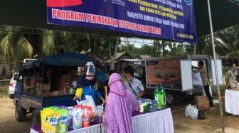 Warga Keretak Atas Sungaiselan Antusias Belanja di Pasar Murah
