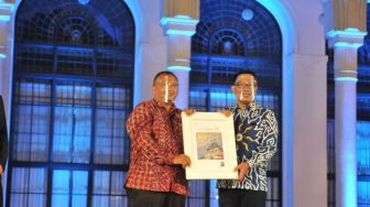 Pos Indonesia Luncurkan Perangko Edisi 100 Tahun Gedung Sate