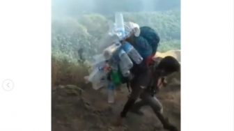 Viral Pendaki Kumpulkan Sampah di Gunung untuk Dibawa Turun, Panen Pujian