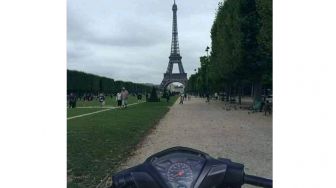 Potret Honda Revo 'Koperasi' Bikin Salfok, Kok Nyasar ke Menara Eiffel?