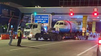 Foto Pesawat N250 BJ Habibie Tersangkut di Gerbang Tol Banyumanik