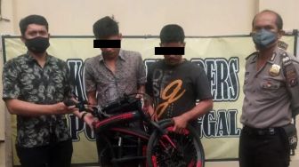 Asyik Nongkrong di Warung Tuak, Duo Maling Sepeda Lipat Diringkus