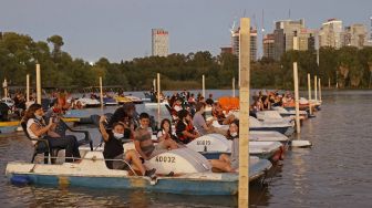 Sejumlah warga Israel menonton film "Paddington" sambil duduk di perahu pedal di bioskop terapung Sail-in di Taman Hayarkon Tel Aviv, Israel, (20/8/2020). [JACK GUEZ / AFP]