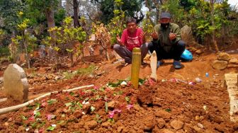 Usai Ngopi, Ono Suhana Kepruk Kepala Ibu Kandungnya hingga Tewas