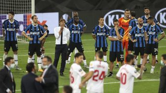 Pelatih kepala Inter Milan Antonio Conte dan para pemain Inter bereaksi setelah Sevilla memenangkan pertandingan sepak bola final Liga Eropa UEFA Sevilla melawan Inter Milan di RheinEnergieStadion, Cologne, Jerman pada (21/8/2020). [Lars Baron / POOL / AFP]