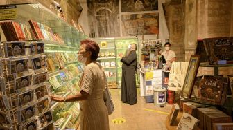 Seorang turis mengunjungi toko suvenir Museum Chora atau Kariye di Istanbul, Jumat (21/8/2020). [BULENT KILIC / AFP]