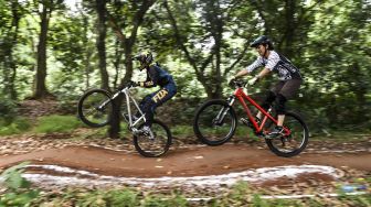 Pembalap sepeda berlatih di dual cross track Hutan UI Bike Park, Depok, Jawa Barat, Sabtu (22/8/2020). [ANTARA FOTO/Muhammad Adimaja]