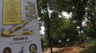 Pembalap sepeda berlatih di dual cross track Hutan UI Bike Park, Depok, Jawa Barat, Sabtu (22/8/2020). [ANTARA FOTO/Muhammad Adimaja]