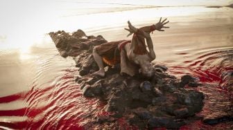 Penari Marvel Garcia dan Magnum Arkan Nala Mugi Dance menampilkan tari berjudul Garuda saat pentas di Sungai Kali Anyar, Solo, Jawa Tengah, Jumat (21/8/2020). [ANTARA FOTO/Mohammad Ayudha]