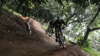 Sejumlah pembalap sepeda berlatih di dual cross track Hutan UI Bike Park, Depok, Jawa Barat, Sabtu (22/8/2020). [ANTARA FOTO/Muhammad Adimaja]