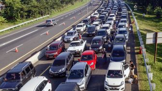 Kepadatan kendaraan menuju Jalan Raya Puncak, Gadog, Kabupaten Bogor, Jawa Barat, Sabtu (22/8/2020). [ANTARA FOTO/Yulius Satria Wijaya]