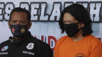 Drummer band J-Rocks Anton Rudi Kelces (kanan) dihadirkan sebagai tersangka saat gelar rilis pengungkapan tindak pidana narkotika di Polres Pelabuhan Tanjung Priok, Jakarta Utara, Sabtu (22/8/2020). [Suara.com/Angga Budhiyanto] 