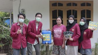 Kembalikan Budaya Padasan, PMM 35 UMM Bagikan Tempat Cuci Tangan