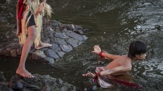 Penari Marvel Garcia dan Magnum Arkan Nala Mugi Dance menampilkan tari berjudul Garuda saat pentas di Sungai Kali Anyar, Solo, Jawa Tengah, Jumat (21/8/2020). [ANTARA FOTO/Mohammad Ayudha]