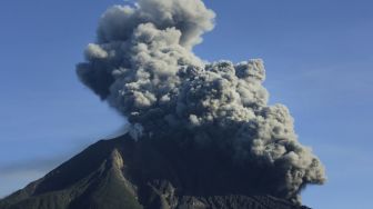 Gunung Sinabung Luncurkan Awan Panas, Wisatawan Diminta Jauhi Zona Merah