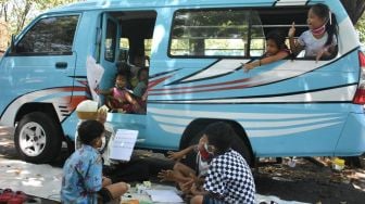 Terus Semangat, Siswa Anjal Gresik Belajar di Angkot dan Terminal