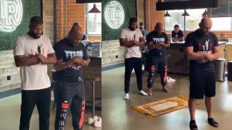 Saat Mike Tyson Khusyuk Salat Berjamaah