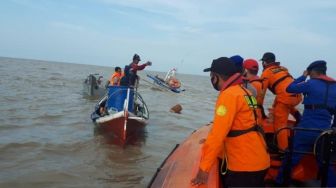 Pasukan Katak Dikerahkan Cari Korban Kapal Tenggelam di Teluk Jakarta