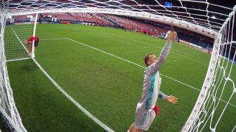 Kiper Bayern Munich, Manuel Neuer memotong gawang setelah pertandingan final Liga Champions antara Paris Saint-Germain melawan Bayern Munich di Luz stadium, Lisbon, Senin (24/8/2020) dini hari WIB. [LLUIS GENE / POOL]
