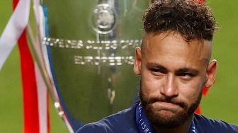 Penyerang Paris Saint-Germain Neymar menangis di akhir pertandingan sepak bola final Liga Champions antara Paris Saint-Germain melawan Bayern Munich  di Luz stadium, Lisbon, Senin (24/8/2020) dini hari WIB.   [David Ramos / POOL / AFP]