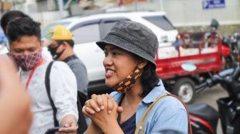 Aktris pemeran Bu Tejo, Siti Fauziah saat menjawab pertanyaan awak media di Kawasan Tendean, Jakarta Selatan, Senin (24/8). [Suara.com/Alfian Winanto]