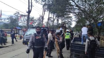 Polisi Jayawijaya Sita Puluhan Senjata Tradisional yang Mau Dibawa ke Kota