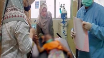 Balita Disiksa Ibu Kandung dan Kekasih, Tangannya Dipelintir hingga Patah