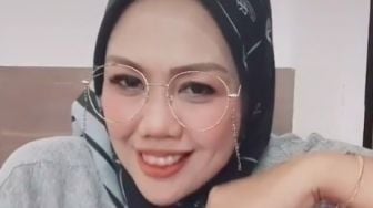 Dihujat Gegara Kerap Lepas-Pakai Hijab, Elly Sugigi Beri Penjelasan