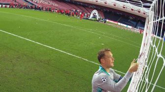 Kiper Bayern Munich, Manuel Neuer memotong gawang setelah pertandingan final Liga Champions antara Paris Saint-Germain melawan Bayern Munich di Luz stadium, Lisbon, Senin (24/8/2020) dini hari WIB. [LLUIS GENE / POOL]
