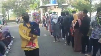Video Viral! Antrean Panjang Warga Bandung di Pengadilan Agama Mau Cerai