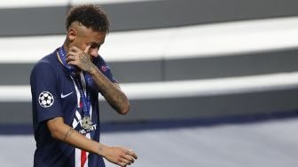 Penyerang Paris Saint-Germain Neymar menangis di akhir pertandingan sepak bola final Liga Champions antara Paris Saint-Germain melawan Bayern Munich  di Luz stadium, Lisbon, Senin (24/8/2020) dini hari WIB.   [David Ramos / POOL / AFP]