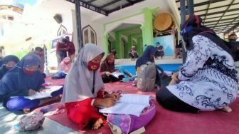 Kangen Belajar Tatap Muka, Puluhan Siswa SD Belajar di Halaman Masjid