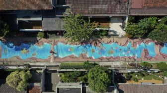 Foto udara mural 3D di sepanjang Jalan Keuangan Raya, Cilandak Barat, Jakarta Selatan, Selasa (25/8/2020). [Suara.com/Angga Budhiyanto]