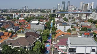 Foto udara mural 3D di sepanjang Jalan Keuangan Raya, Cilandak Barat, Jakarta Selatan, Selasa (25/8/2020). [Suara.com/Angga Budhiyanto]