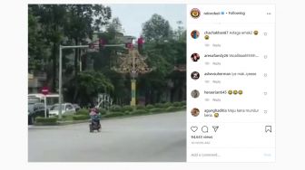 Viral Posisi Emak-emak Berhenti di Lampu Merah, Warganet: Selalu di Depan