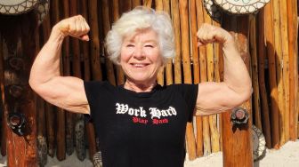 Sosok Joan MacDonald, Nenek 74 Tahun yang Sukses Jadi Influencer Kebugaran