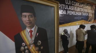 Petugas Komisi Pemilihan Umum (KPU) melakukan uji coba penghitungan data suara menggunakan aplikasi rekapitulasi elektronik (Sirekap) di Gedung Komisi Pemilihan Umum Republik Indonesia, Jakarta, Selasa (25/8/2020). [Suara.com/Angga Budhiyanto]