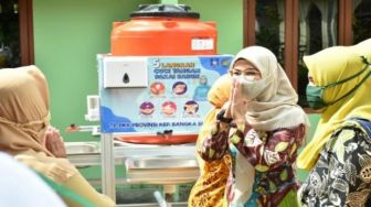 Terus Cegah Penyebaran Covid-19, Ibu Melati Bagikan Instalasi Cuci Tangan