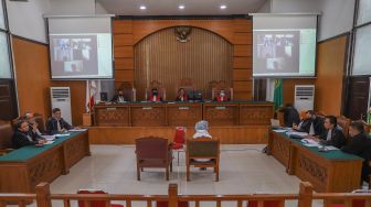 Suasana jalannya sidang kasus penggerebekan dengan terdakwa Vicky Prasetyo di Pengadilan Negeri Jakarta Selatan, Rabu (26/8). [Suara.com/Alfian Winanto]