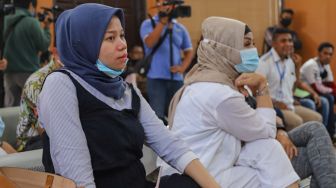 Ibu dan Adik Vicky Prasetyo menangis saat menghadiri sidang kasus penggrebekan di Pengadilan Negeri Jakarta Selatan, Rabu (26/8). [Suara.com/Alfian Winanto]