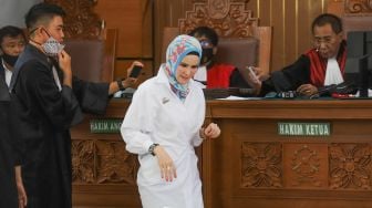 Aktris Angel Lelga saat akan menjalani sidang kasus penggerebekan dengan terdakwa Vicky Prasetyo di Pengadilan Negeri Jakarta Selatan, Rabu (26/8). [Suara.com/Alfian Winanto]