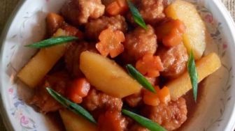 Resep Semur Bola-bola Ayam Wortel Kentang, Kreasi Lezat nan Menyehatkan