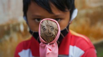 Bosan Belajar Sekolah Daring, Anak-anak Desa di Banyumas Buat Wayang Klaras