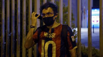 Fans Barcelona saat menggelar aksi di luar markas klub, Barcelona, ​​Spanyol, Selasa (25/8). [Pau BARRENA / AFP]