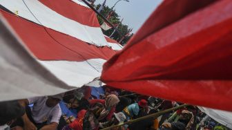 Sejumlah petani yang tergabung dalam Serikat Petani Simalingkar Bersatu (SPSB) dan Serikat Tani Mencirim Bersatu (STMB) melakukan aksi unjuk rasa di depan Istana Merdeka, Jakarta, Rabu (26/8/2020).  [ANTARA FOTO/Muhammad Adimaja]